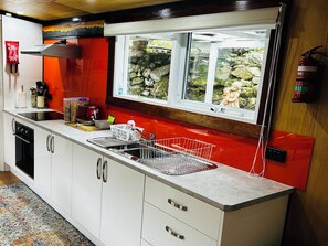 Køleskab, mikrobølgeovn, ovn, kogeplade