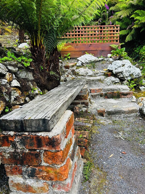 Property grounds - Cosy retro renovated cottage with mountain setting out back (Queenstown)