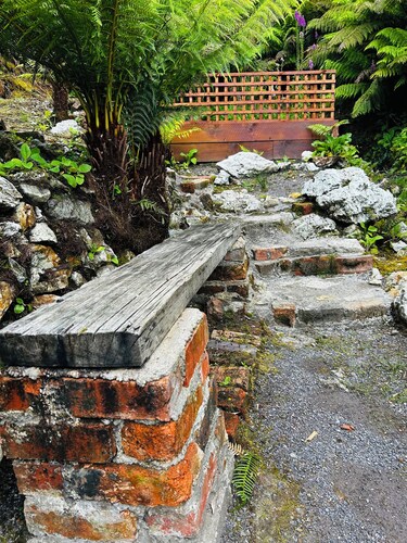 Cosy retro renovated cottage with mountain setting out back