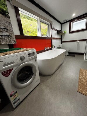 Hair dryer, towels, soap, toilet paper - Cosy retro renovated cottage with mountain setting out back (Queenstown)