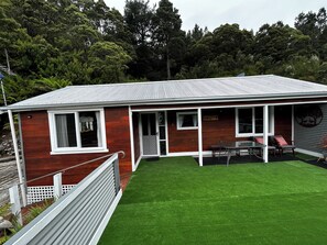 Outdoor dining - Cosy retro renovated cottage with mountain setting out back (Queenstown)