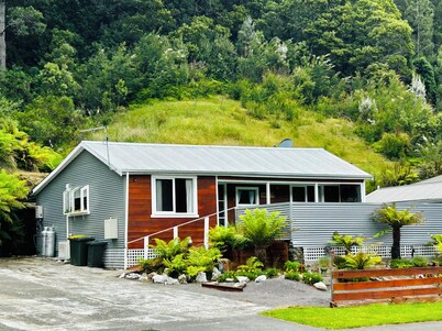 Cosy retro renovated cottage with mountain setting out back