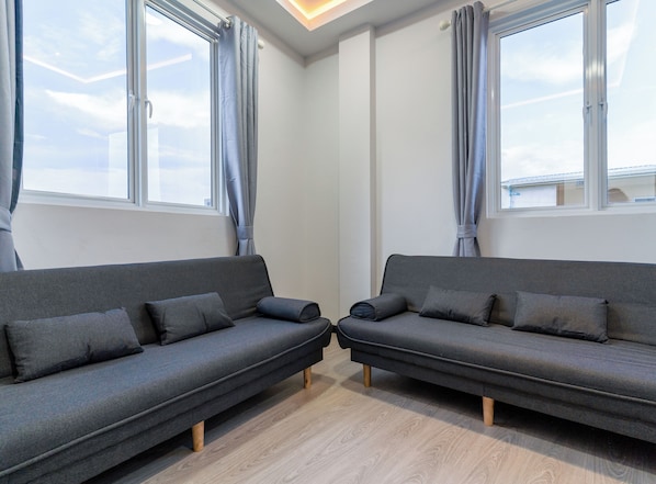 Vierbettzimmer | Zimmersafe, Schreibtisch, schallisolierte Zimmer, kostenloses WLAN