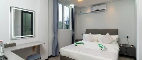 Quarto quádruplo | Cofres nos quartos, escrivaninha, quartos à prova de som