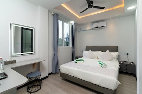 Quadruple Room | In-room safe, desk, soundproofing, free WiFi