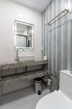 Sèche-cheveux, serviettes fournies, savon, shampoing