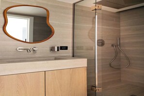 Shower, hair dryer, towels - Superb air-conditioned apartment - Le Marais (Paris)