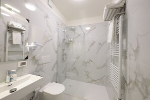 Shower, hair dryer, towels, soap - M9 REST HOUSE VENICE (Venezia)