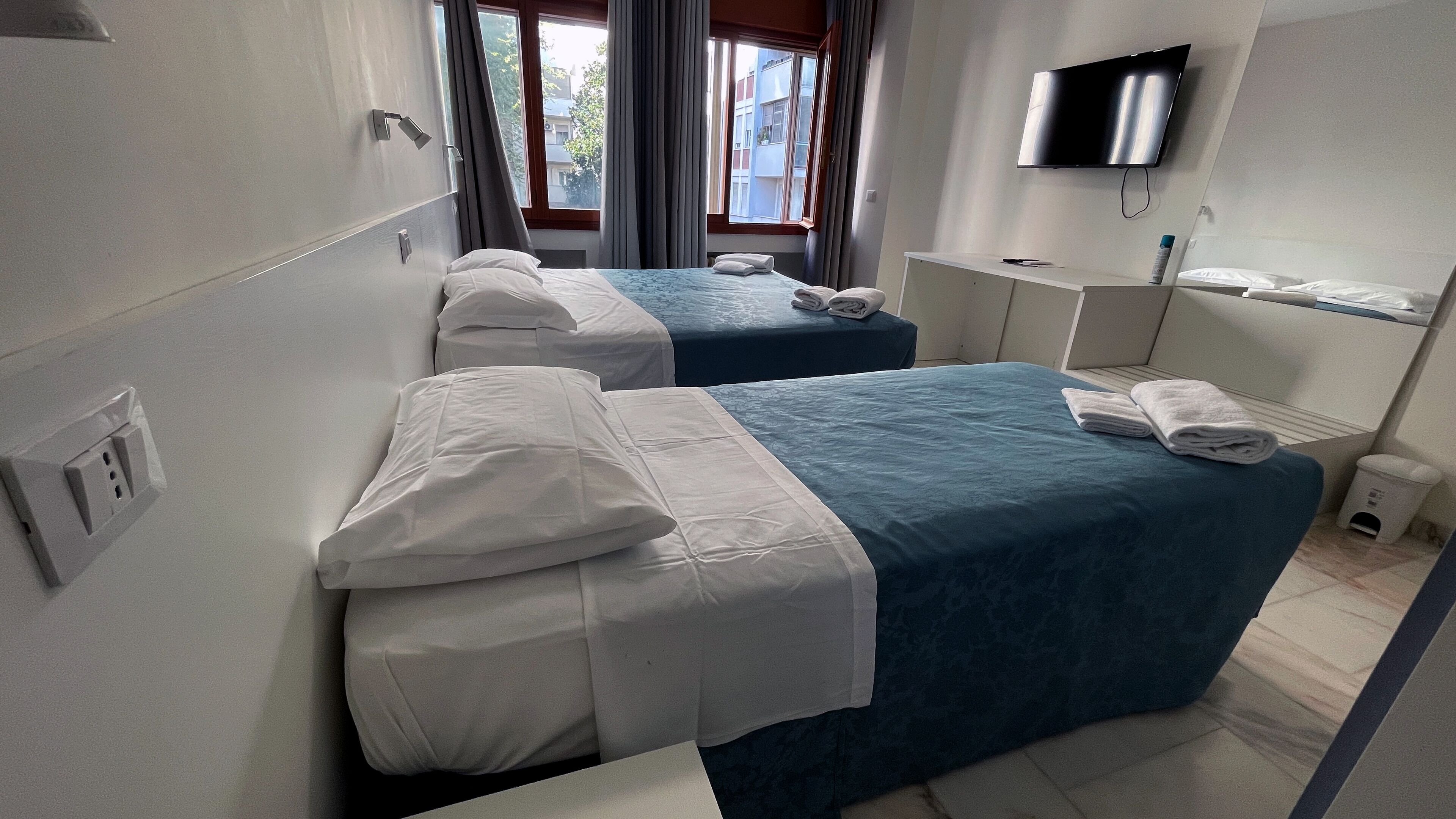 Habitación triple Confort, vista a la ciudad | Escritorio, wifi gratis y ropa de cama 