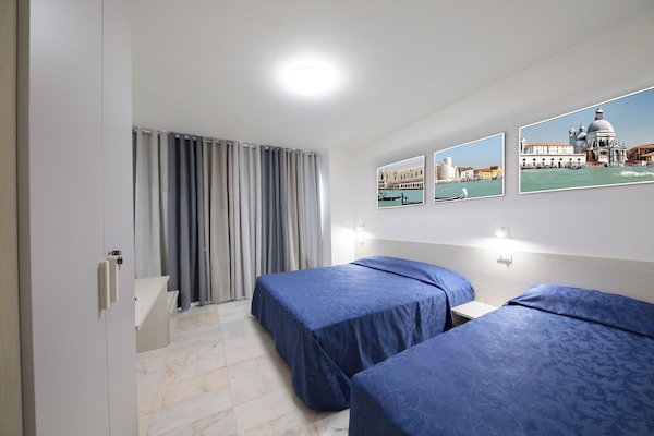 Skrivebord, wi-fi (inkludert) og sengetøy