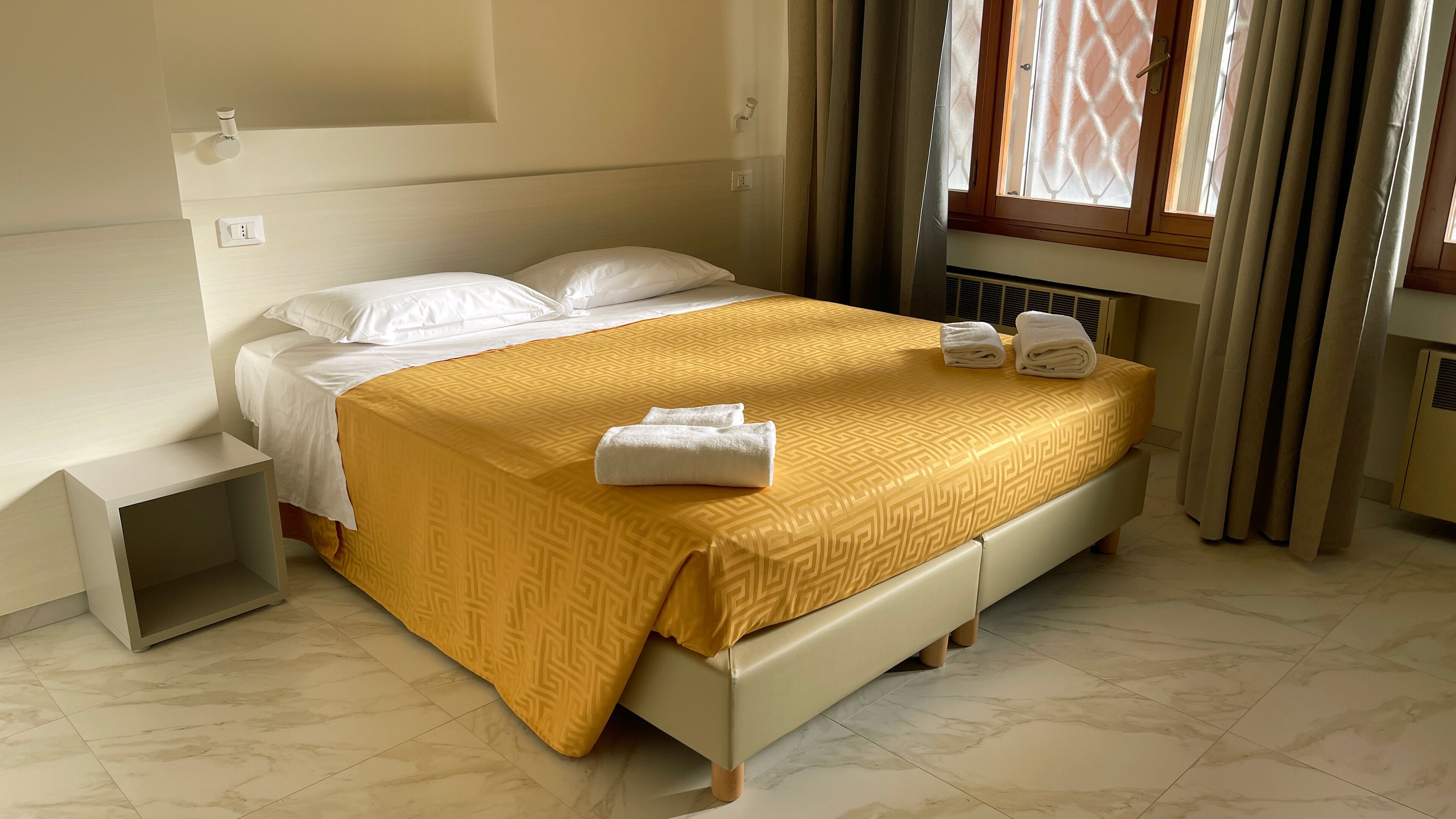 Bureau, Wi-Fi gratuit, draps fournis