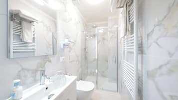 Doccia, asciugacapelli, asciugamani, sapone