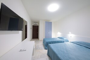 Comfort-Dreibettzimmer, Stadtblick | Schreibtisch, kostenloses WLAN, Bettwäsche