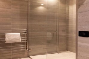 Een douche, een haardroger, handdoeken