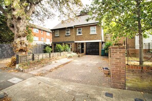 Exterior - 3 Bed Town House - Sleeps 5 - Ensuite - Off Street Parking - Pets Welcome - Wifi (Greater London)