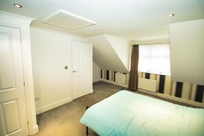3 bedrooms, iron/ironing board, Internet, bed sheets - 3 Bed Town House - Sleeps 5 - Ensuite - Off Street Parking - Pets Welcome - Wifi (Greater London)