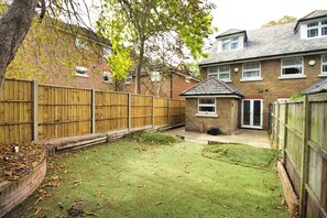 Property grounds - 3 Bed Town House - Sleeps 5 - Ensuite - Off Street Parking - Pets Welcome - Wifi (Greater London)