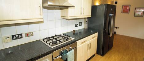 Een koelkast, een magnetron, een oven, een kookplaat