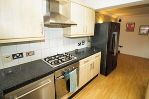 Fridge, microwave, oven, stovetop - 3 Bed Town House - Sleeps 5 - Ensuite - Off Street Parking - Pets Welcome - Wifi (Greater London)