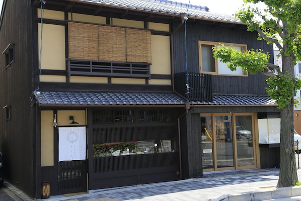 Unclassified image, 1 of 46, button - Usaginonedoko (Kyoto)