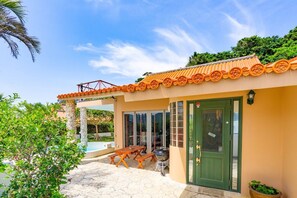 Outdoor dining - Villa de Ocean Blue Sesoko Club (Motobu)