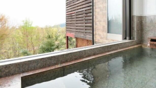 Un área de piscina moderna con vistas despejadas del paisaje circundante.