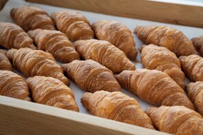 Una caja de madera con varios croissants.