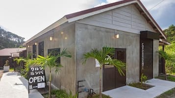 المنشأة من الخارج