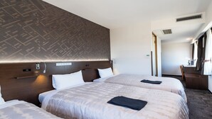A hotel room with three beds, a wooden headboard, a desk, and a chair. - Hotel Mark 1 Abiko (Abiko)