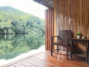 Standard-Doppelzimmer, Flussblick | Terrasse/Patio
