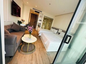 Meja kerja, ruang kerja ramah laptop, dan tirai kedap cahaya