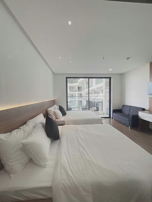 Meja kerja, ruang kerja ramah laptop, dan tirai kedap cahaya