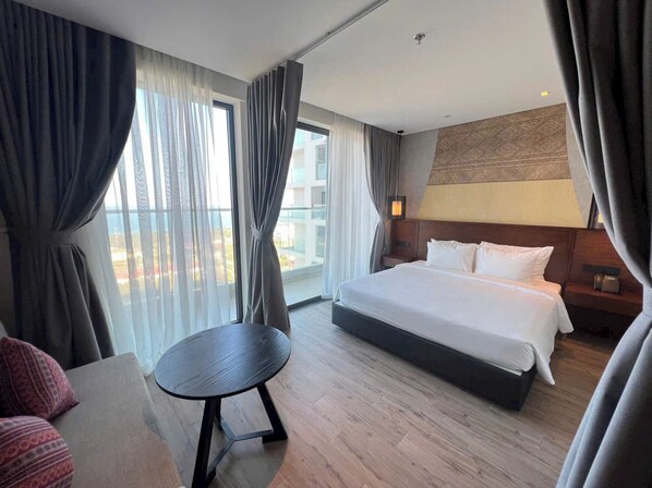 Meja kerja, ruang kerja ramah laptop, dan tirai kedap cahaya