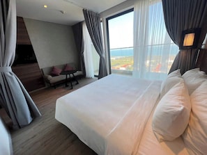 Meja kerja, ruang kerja ramah laptop, dan tirai kedap cahaya