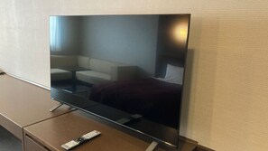 A flat-screen TV on a stand in a hotel room. - Castle Inn Toyokawa (Toyokawa)