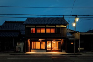 Un bâtiment japonais traditionnel à deux étages, doté d'une devanture de magasin.