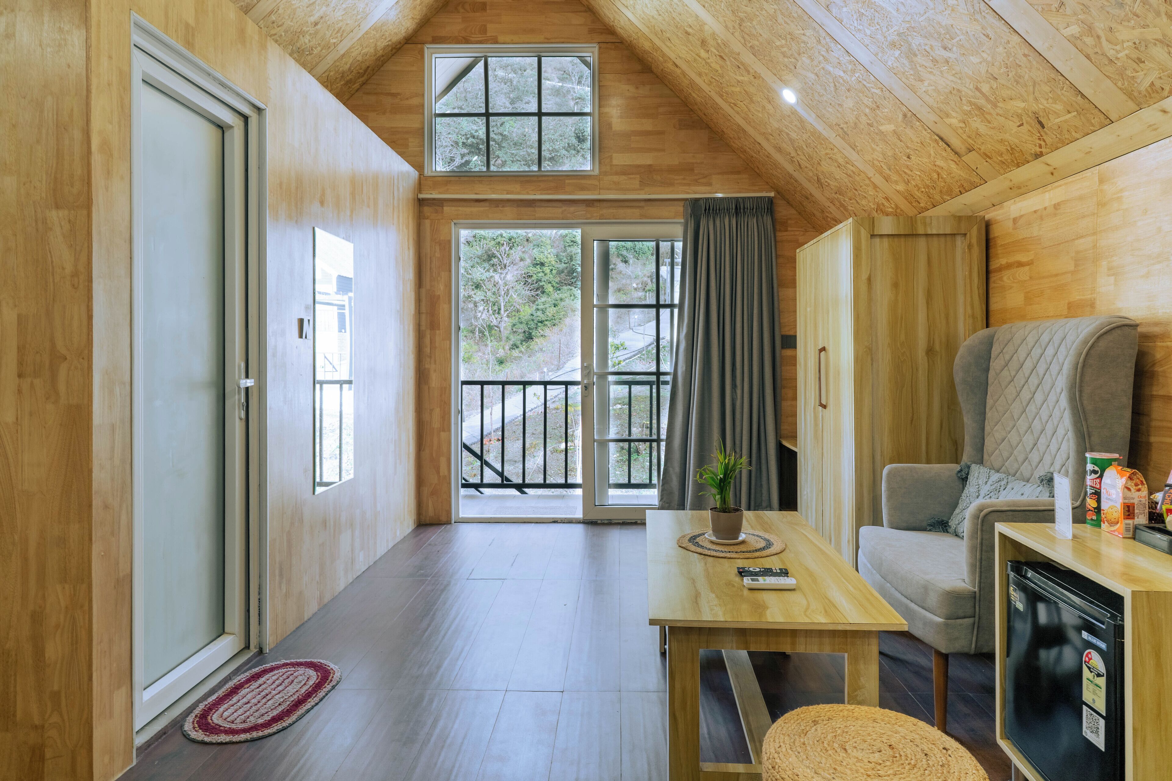 Habitación doble Deluxe, vista al río | Caja de seguridad en la habitación y espacio para trabajar con laptop 