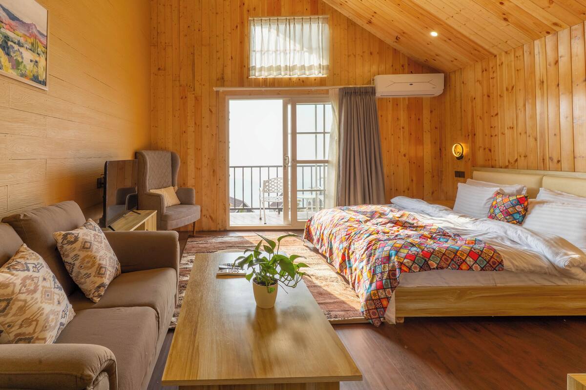 Junior Suite, River View | In-room safe, laptop workspace, blackout drapes, soundproofing