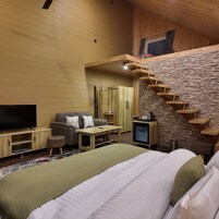 Caja de seguridad en la habitación y espacio para trabajar con laptop