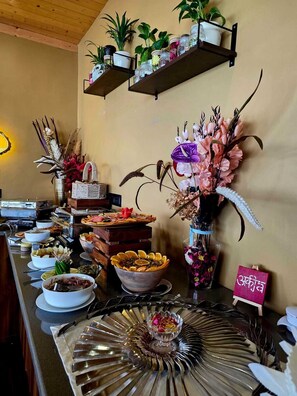 Tägliches inbegriffenes kontinentales Frühstück