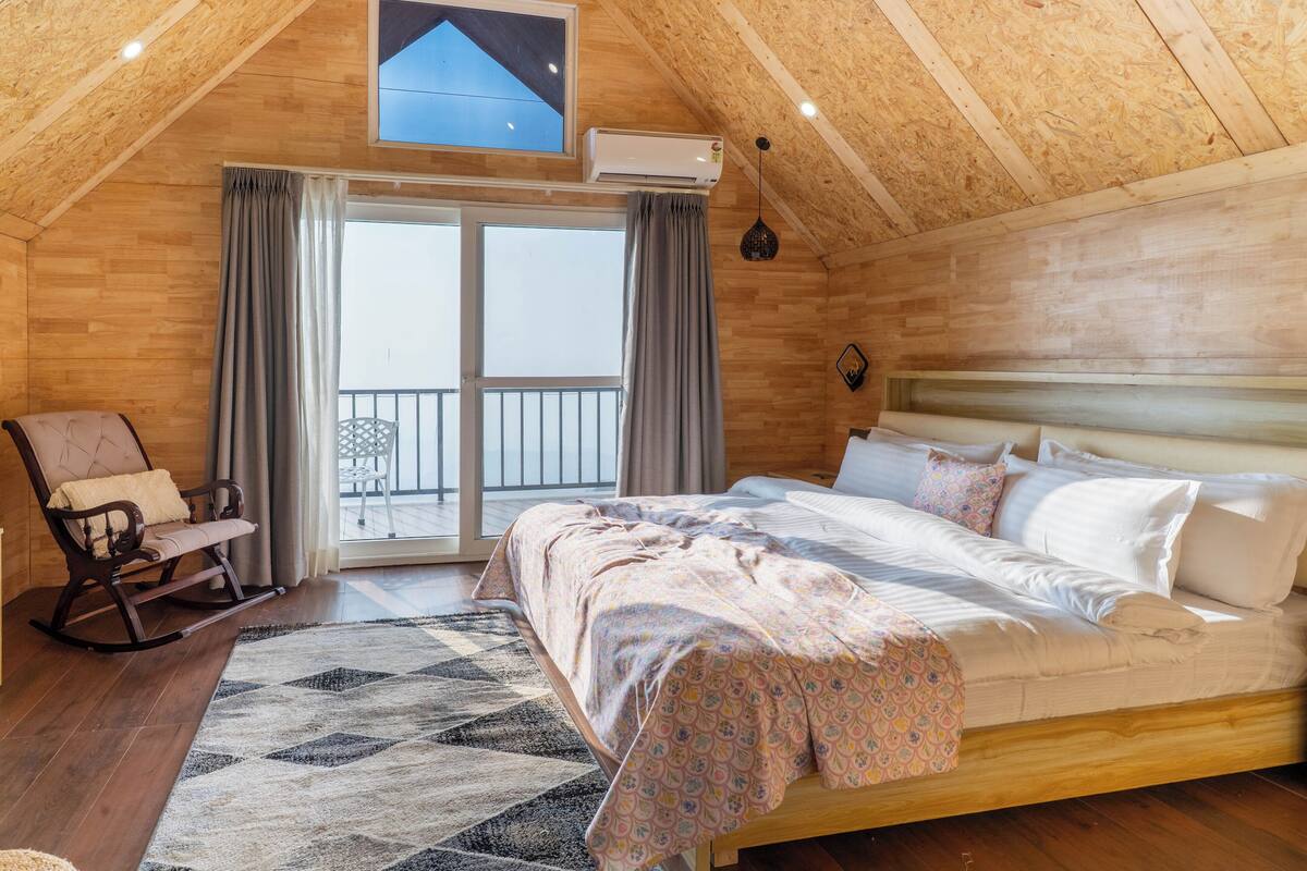 Deluxe Double Room, River View | In-room safe, laptop workspace, blackout drapes, soundproofing