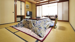A tatami mat room with a futon bed, a desk with a computer, and a sliding door. - Nasuyumoto Onsen Ryokan Shimizuya (Nasu)