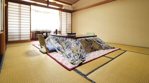A tatami mat room with a low table, cushions, and a sliding door. - Nasuyumoto Onsen Ryokan Shimizuya (Nasu)
