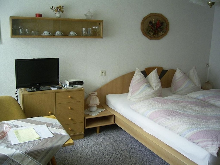 Doppelzimmer, Dusche, Wc, 1.obergeschoß - Ferienwohnungen Am Waldweg - Auerbach/Vogtland