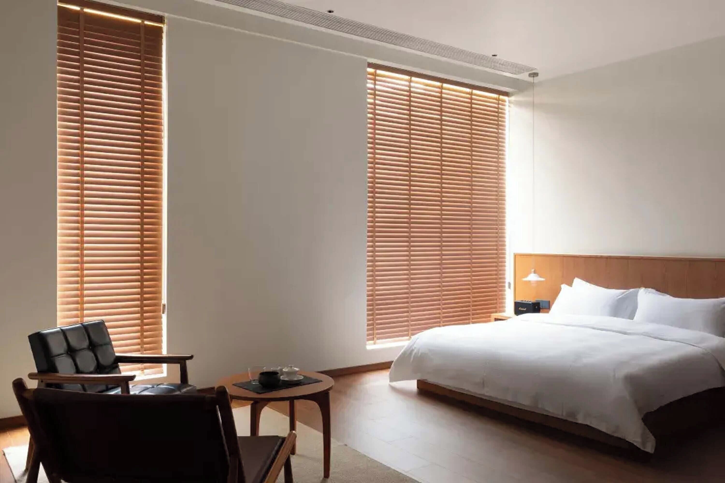 Minibar, escritorio y espacio para trabajar con laptop 