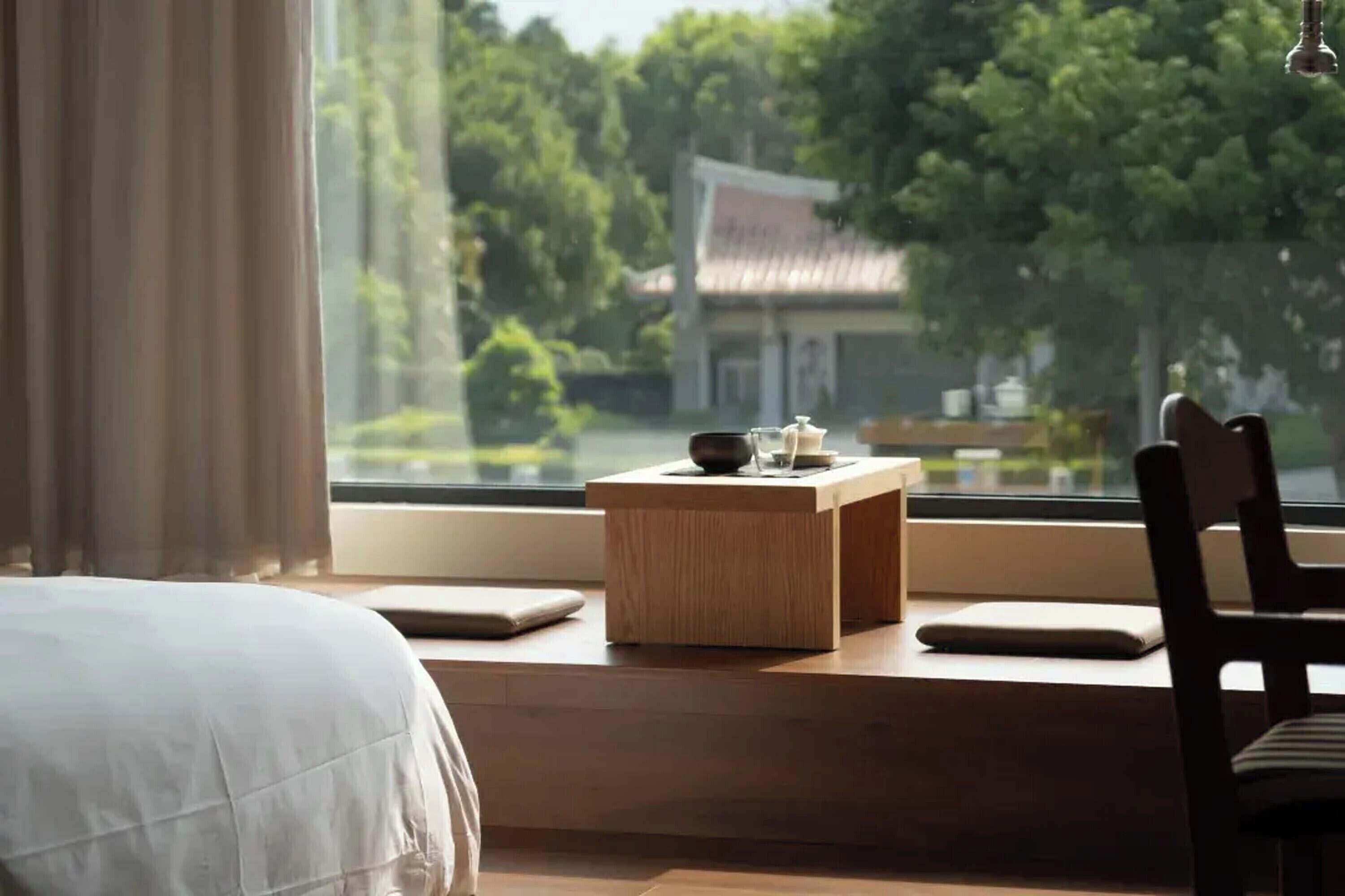 Minibar, escritorio y espacio para trabajar con laptop 