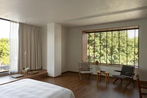 Escritorio, espacio para trabajar con un portátil, cortinas opacas