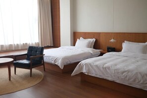 Escritorio, espacio para trabajar con un portátil, cortinas opacas