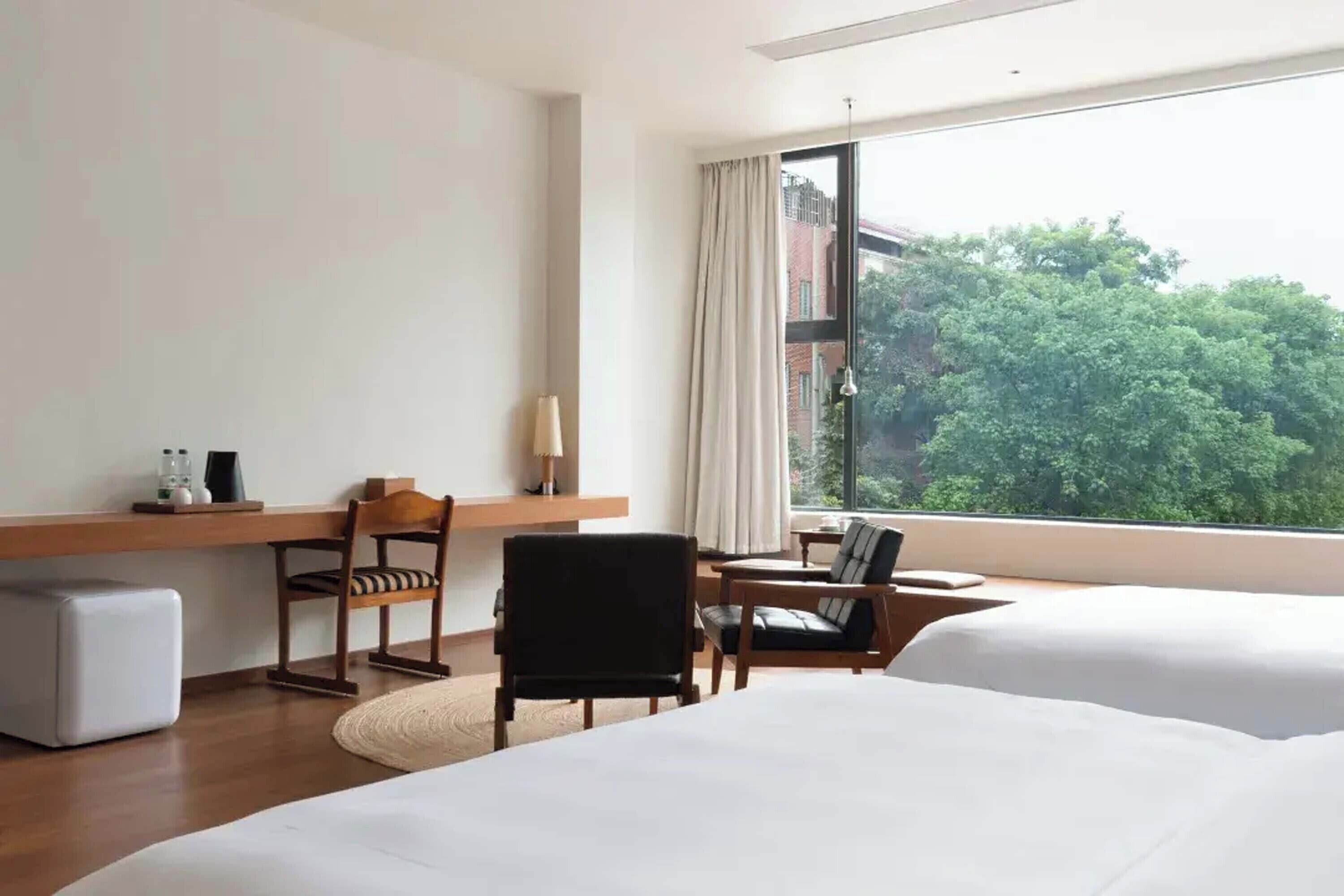 Minibar, escritorio y espacio para trabajar con laptop 