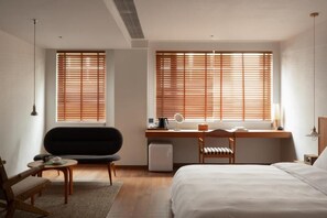 Escritorio, espacio para trabajar con un portátil, cortinas opacas